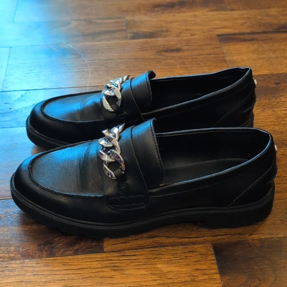 Women's Anne Klein black loafers with silver chain accent size 9M
